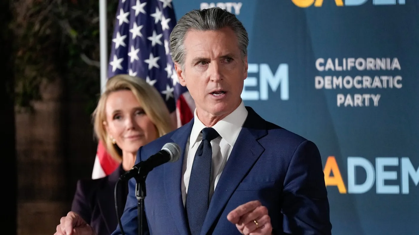 Newsom enfrenta el desafío de ganarse el apoyo de los demócratas progresistas